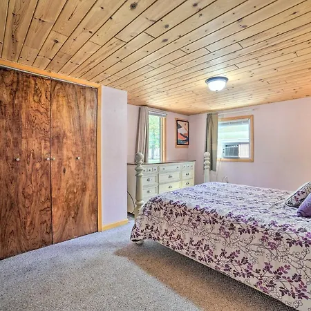 Charming Houghton Lake Cottage With Backyard!